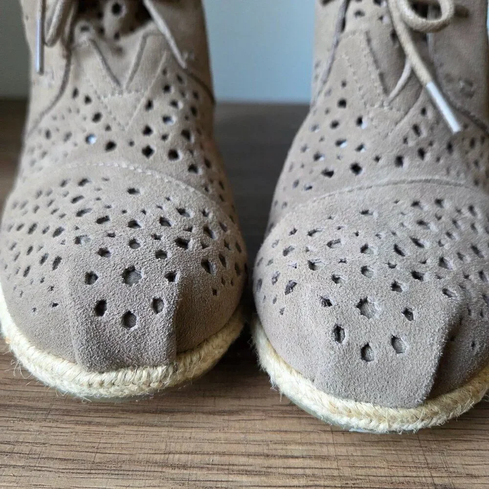 NEW W/O BOX TOMS TAUPE EXPADRILLE WEDGE LEATHER UPPER BOOTIES SIZE 9 WMNS